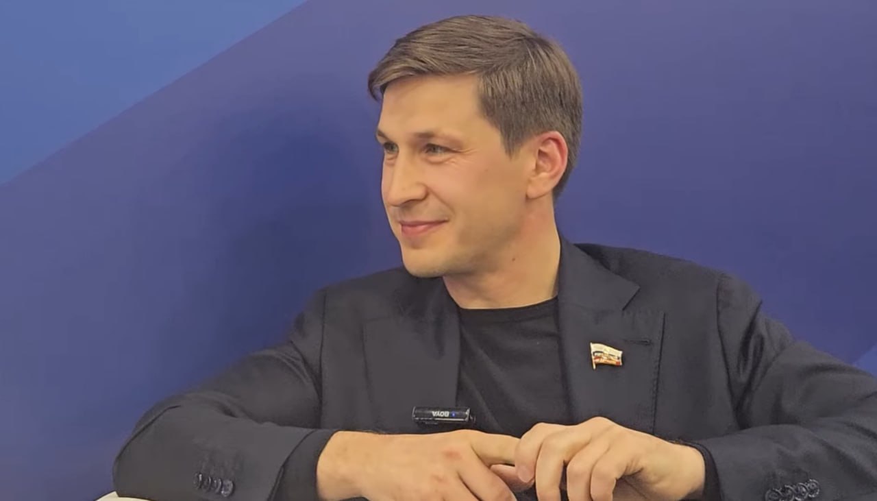 Тёплый сенатор от Архангельской области Новиков дал оценку инвестиционному климату в Арктике Поморье стало лидером среди северных регионов России по количеству запущенных резидентных проектов в Арктической зоне Сенатор от Архангельской области Иван Новиков в эфире телеканала Вместе РФ сообщил что несмотря на суровые климатические условия инвестиционный климат в Арктической зоне России сегодня можно назвать тёплым По его словам особый преференциальный режим резидентства создавался именно как инструмент привлечения бизнеса на сложные для ведения хозяйственной деятельности территории Новиков отметил что арктическая резиденция предусматривает комплекс налоговых административных и ресурсных мер поддержки В их числе льготы по налогу на прибыль имуществу организаций и земельному налогу а также возврат части страховых взносов Сенатор подчеркнул что наиболее востребованной мерой является компенсация до 75 страховых отчислений что позволяет существенно снижать операционные затраты компаний и направлять высвобождаемые средства на развитие С 2020 года только в Архангельской области резидентам Арктической зоны было возвращено более одного миллиарда рублей в виде такой поддержки что заметно улучшило условия для ведения бизнеса и стимулировало инвестиционную активность сказал Новиков