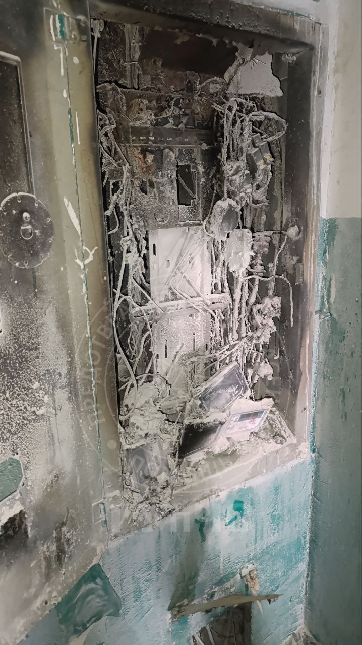 Пожар в подъезде многоэтажки в Тирасполе Сегодня утром загорелась проводка в электрощитовой на первом этаже девятиэтажки. Огонь по проводам дошёл до 4-го этажа, подъезд быстро заполнился дымом. Пожарные прибыли оперативно, потушили возгорание за 5 минут и эвакуировали жильцов. Троим потребовалась помощь, пожилую женщину госпитализировали — надышалась дымом.