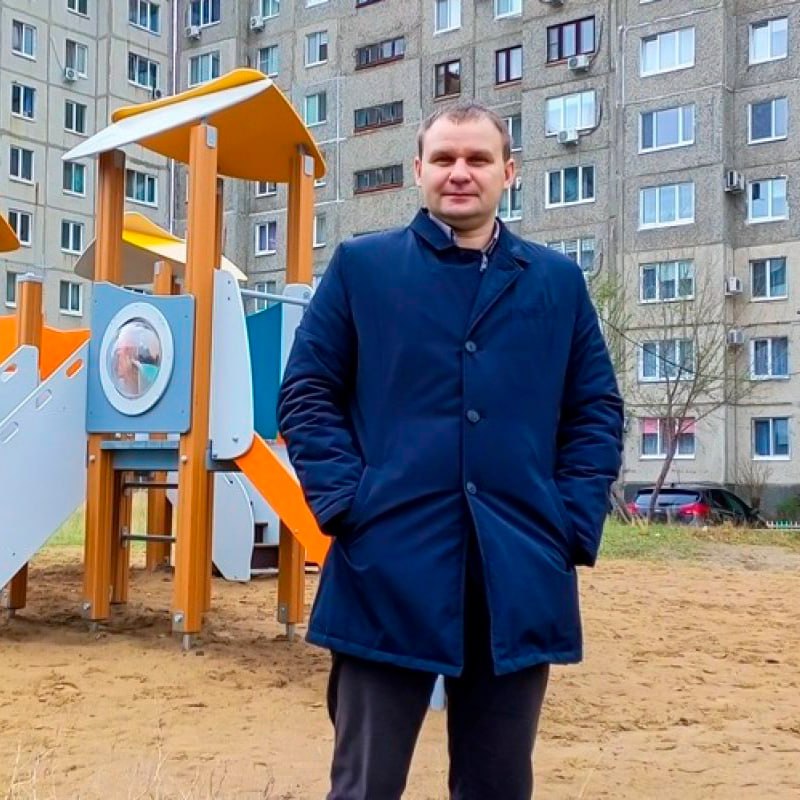 Депутат из Новотроицка не смог объяснить на что купил две квартиры в Москве и иномарку Соответствующие вопросы к Евгению Кошкину возникли у прокуратуры когда ведомство обнаружило что бывший депутат с 2021 по 2023 год приобрёл две квартиры в столице и дорогостоящий автомобиль на общую сумму более 38 млн рублей Кошкин пытался оправдаться беспроцентными займами но версия не нашла подтверждения сообщает прокуратура В 2024 году статус депутата сняли А далее суд конфисковал имущество приобретённое на доходы которые Евгений Кошкин не смог подтвердить Апелляция оказалась безуспешной Фото Единая Россия Подписывайся на UTV Оренбуржье