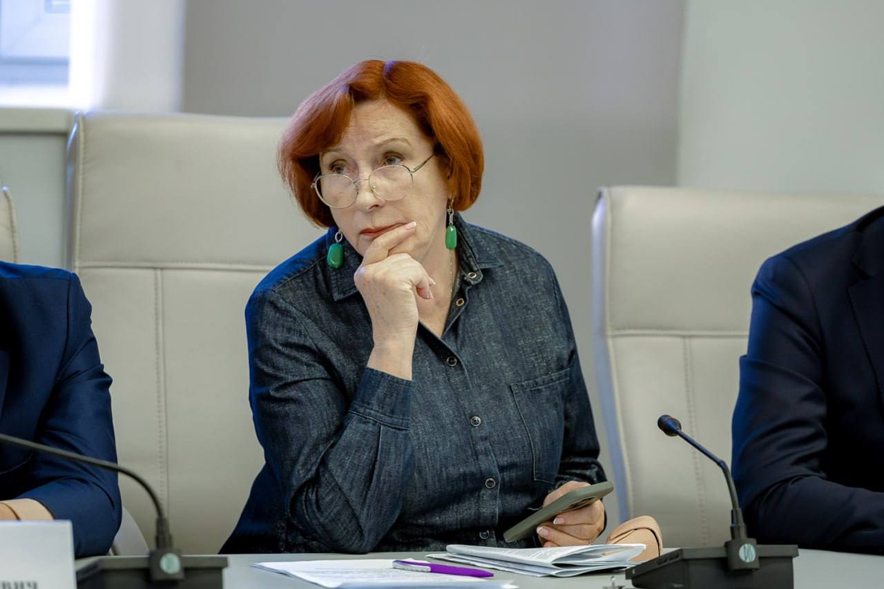 Выходка депутата Власова может сказаться и на политических позициях заместителя секретаря регионального отделения партии Веры Оськиной. Потому что именно Вера Егоровна курирует в президиуме регионального политсовета работу с депутатскими объединениями «Единой России». И за время её кураторства во фракции ЕР городского Совета депутатов Красноярска приключился уже второй скандал в первом фигурировал неистовый Вячеслав Дюков, которого в прошлом году исключили из партии за «систематическое нарушение партийных норм» . Так себе кураторство, так себе укрепление партийных рядов. Вряд ли "Власов-гейт" добавит политического оптимизма и формальному руководителю Дмитрия Викторовича - председателю городского Совета Наталии Фирюлиной, которая сейчас работает на площадках форума «Малая Родина - Сила России». Вот, кстати, любопытно - а из регионального политического Совета партии Дмитрия Власова тоже попросят на выход или пожалеют на первый раз?