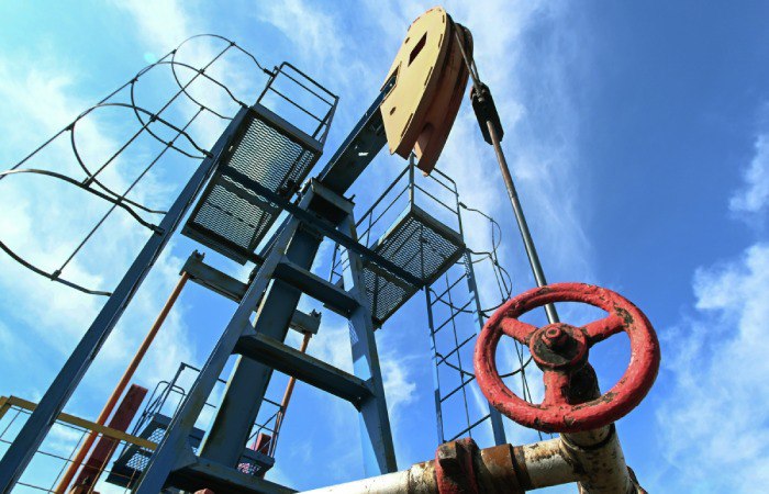 Brent подорожала до $76,91 за баррель Цены на нефть повышаются утром в четверг на фоне неопределенности планов США относительно участия в ирано-израильском конфликте. Стоимость августовских фьючерсов на сорт Brent на лондонской бирже ICE Futures по данным на 8:26 мск поднимается на $0,21 0,27% , до $76,91 за баррель. Фьючерсы на нефть WTI на июль на электронных торгах Нью-Йоркской товарной биржи дорожают на $0,2 0,27% , до $75,34 за баррель.
