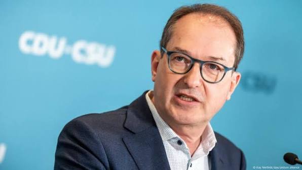 После победы в Нью Йорке тикток социализма в Германии разгромили тикток исламизм Министр внутренних дел Германии Александр Добриндт объявил о запрете организации Muslim Interaktiv обвинив ее в подрыве конституции и разжигании ненависти Все имущество объединения конфисковано Полиция провела обыски в семи помещениях в Гамбурге Берлине и Гессене связанных с группами Generation Islam и Realität Islam которые пропагандировали создание халифата и враждебно высказывались против Израиля евреев женщин и меньшинств Добриндт заявил что Германия не позволит радикальным исламистам разрушать демократию и атаковать страну изнутри Глава МВД Гамбурга Анди Гроте назвал запрет ударом по тикток исламизму и отметил что операция стала итогом многолетней работы спецслужб Ранее активисты Muslim Interaktiv требовали создания халифата в Германии