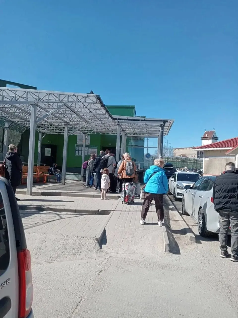Жители Эстонии выстроились в очередь на въезд в российский Ивангород где пройдет концерт ко Дню Победы Российская сторона работает очень быстро очередь двигается без задержек Я думаю что пройти границу из Нарвы в Ивангород можно минут за 15 20 Если придет автобус с туристами то 40 минут рассказал один из очевидцев В гостиницах Ивангорода уже нет мест на 9 и 10 мая полное заселение Подписаться на РИА Новости