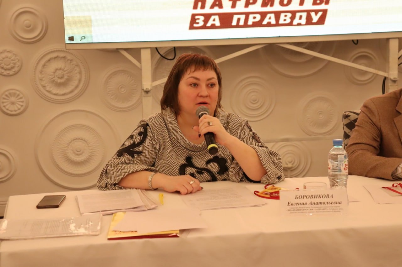 Суд разберётся Почти жительница с. Топчиха Топчихинского района, как многодетная мать, получала пенсию, прежде чем получив отказ, мотивированный местом рождения её детей. Два старших сына женщины рождены в Республике Узбекистан и отделение Фонда пенсионного и социального страхования России по Алтайскому краю посчитало это уважительной причиной для прекращения пенсионных выплат. Сельчанка посчитала вынесенное решение несправедливым и обратилась ко мне за помощью. Направила запрос в прокуратуру Алтайского края с просьбой провести проверку и защитить права женщины на получение пенсии. В ведомстве пояснили, что действующее законодательство не предусматривает в качестве обязательного условия для назначения пенсии досрочно рождение и воспитание детей до достижения ими возраста 8 лет на территории России. Указанные нарушения послужили основанием для защиты прав заявительницы прокурором Топчихинского района в судебном порядке. Исковое заявление о признании действий Социального фонда по прекращению женщине пенсионных выплат и обязании их возобновить находится на рассмотрении в Топчихинском районном суде. О результатах его рассмотрения будет сообщено дополнительно. #Справедливо #ДепутатБоровикова #Регион22 #Алтай2025 #Пенсия