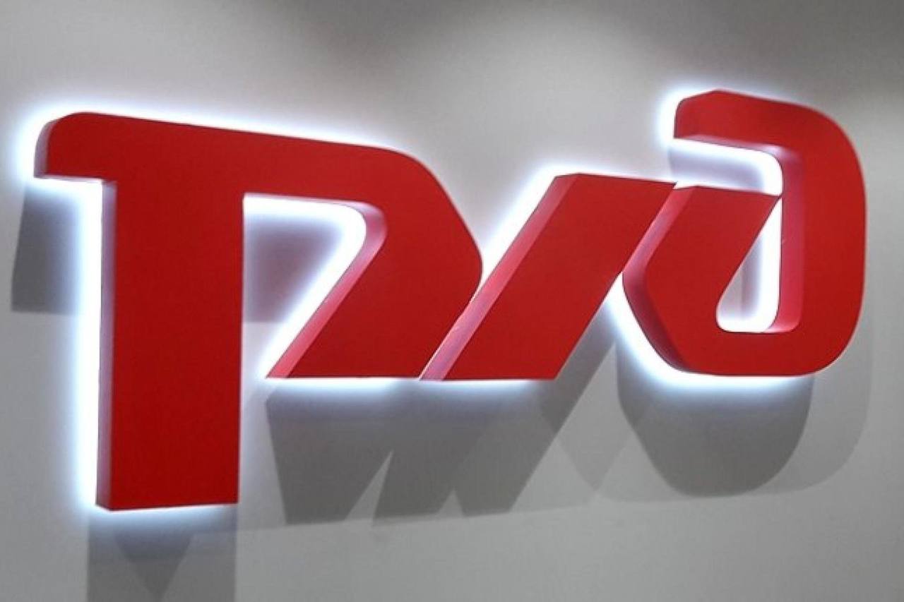 EBITDA РЖД выросла в I полугодии по МСФО на 12 до 513 7 млрд руб Интерфакс Показатель EBITDA ОАО РЖД увеличился в I полугодии 2025 г по МСФО на 12 до 513 7 млрд руб против 458 8 млрд руб за аналогичный период годом ранее на фоне опережающего роста доходов по сравнению с расходами говорится в отчете эмитента Рентабельность по EBITDA повысилась на 0 3 п п и составила 29 Чистый долг холдинга вырос на 32 5 и составил 3 4 трлн руб Отношение чистого долга к EBITDA по состоянию на 30 июня 2025 г за предыдущие 12 месяцев было равно 3 5х годом ранее этот показатель составлял 2 995х и 3 06х на 31 декабря 2024 г Капзатраты РЖД снизились за 6 месяцев 2025 г на 9 3 и составили 641 35 млрд руб Как сообщалось чистая прибыль РЖД по МСФО в I полугодии 2025 г сократилась в 26 раз до 4 4 млрд руб выручка выросла на 11 и составила 1 8 трлн руб По состоянию на 30 июня 2025 г в группу РЖД входило 157 компаний ОАО Российские железные дороги создано 1 октября 2003 г 100 акций компании принадлежат государству