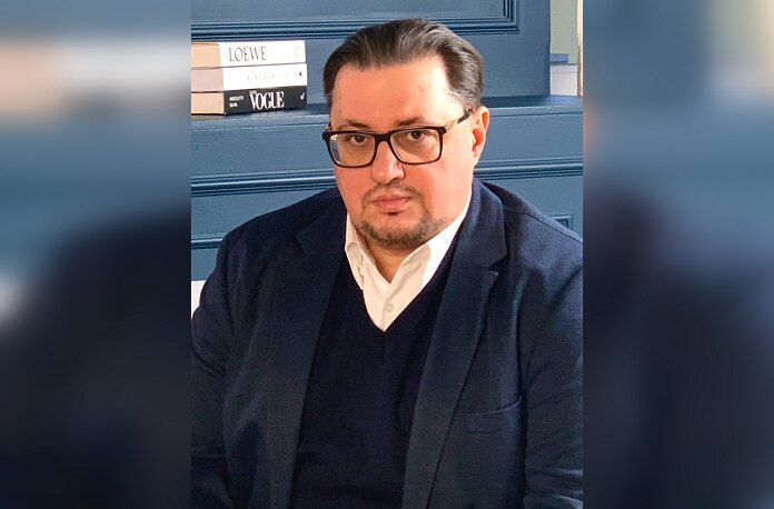 20 мая истек срок административного ареста политконсультанта и бывшего сотрудника красноярской мэрии Алексея Аксютенко. Неделю назад мужчину отправили в изолятор за критические публикации о краевой реформе местного самоуправления. Ранее осужденный на 7 суток административного ареста Алексей Аксютенко 20 мая вышел на свободу. В своем ТГ-канале он поблагодарил всех за поддержку и сообщил о гибели близкого родственника, случившейся за время его ареста. По словам Аксютенко, его защита предъявила этот факт на апелляции, но срок ареста ему не сократили. Развернутого комментария по поводу самой ситуации с арестом политконсультант предпочел не давать. «Сейчас я на свободе. Но пока, на радость тех, кто меня отправил под арест, никаких оценок произошедшему не будет», — написал он в своем посте. Подробнее по ссылке