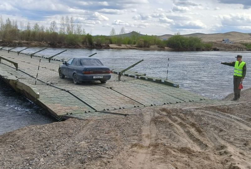 В Бурятии военные навели переправу В Бурятии специалисты инженерных войск Восточного военного округа ВВО навели понтонно-мостовую переправу через реку Джида. Понтонный мост оборудован в районе сел Дырестуй и Зарубино Джидинского района. Длина переправы составляет более 100 метров. Она будет работать до ноября этого года. #Бурятия Подробности в «Номер один» Сообщить нам свою новость можно по кнопке: Письмо в редакцию