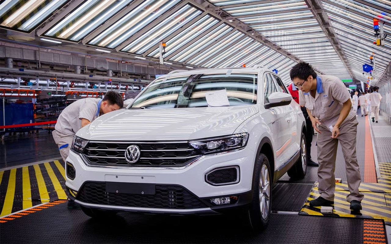 Volkswagen принял решение закрыть свой завод в китайском Нанкине Об этом сообщила со ссылкой на источники газета Handelsblatt. На данный момент производство на предприятии остановлено, закрытие площадки должно завершиться до конца года. Речь идет о совместном предприятии Volkswagen с китайским производителем SAIC. Завод был открыт в 2008 году, на пике он выпускал 360 тыс. автомобилей в год. В последнее время предприятие работало на пониженной мощности, выпуская модели Volkswagen Passat и Skoda Superb. По информации издания, причиной закрытия стали логистические сложности и близость автозавода к центру города. Это осложняло его реконструкцию и делало нерентабельной переориентацию на выпуск электромобилей. Handelsblatt отмечает, что завод в Китае компания закрывает впервые.