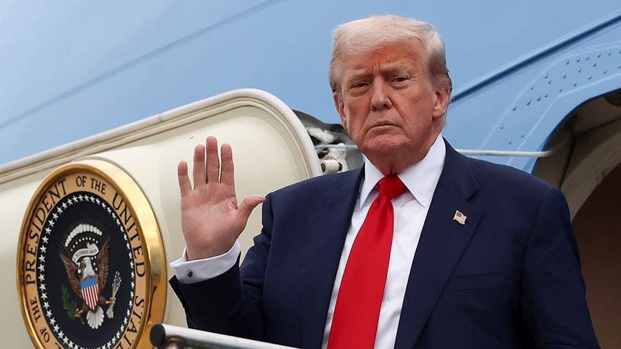 Президент США Дональд Трамп потребовал немедленного прекращения огня между Камбоджей и Таиландом. Он заявил, что уже поговорил с премьер-министром Камбоджи о необходимости остановить конфликт. Сейчас Трамп связывается с и.о. премьер-министра Таиланда и также требует прекращения огня. "По совпадению, мы США сейчас ведём торговлю с обеими странами, но не хотим заключать никаких сделок ни с одной из них, если они воюют — и я им об этом сказал", — подчеркнул он. Больше новостей тут МАХ Отправить новость
