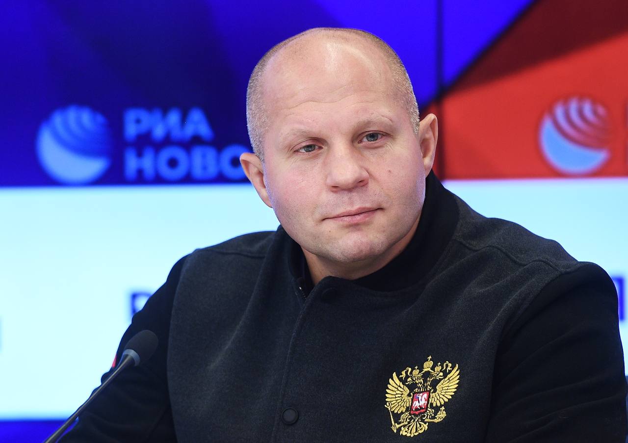 Федору Емельяненко присвоили звание заслуженного тренера России по самбо Приказ был подписан 13 января 2026 года Высокое государственное звание стало признанием многолетнего вклада Федора Емельяненко в развитие самбо подготовку спортсменов высокого уровня и укрепление авторитета отечественной школы единоборств говорится в сообщении Всероссийской федерации самбо Подписывайтесь на РИА Новости Спорт в MAX