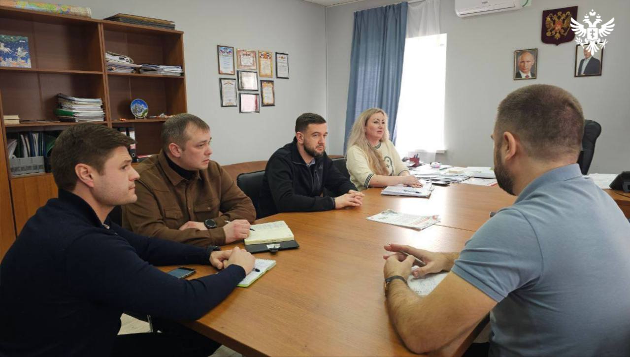 Развитие Скадовского округа обсудили на совещании с Председателем Правительства Херсонской области В Скадовске на рабочем совещании с Председателем Правительства Херсонской области Семёном Машкауцаном обсудили вопросы социально экономического развития округа Во встрече приняла участие первый заместитель главы администрации округа Людмила Козлова В центре внимания оказались ключевые направления развития территории модернизация коммунальной инфраструктуры реализация социальных проектов общественно политическая жизнь и организация работы с молодёжью В Скадовском округе уже идут серьёзные работы Здесь меняют старый водопровод и строят новые социальные объекты Это важно для каждого жителя ведь обновлённые сети обеспечат стабильное водоснабжение а новые учреждения сделают жизнь в округе более комфортной и удобной отметил Семён Машкауцан Семён Машкауцан также подчеркнул важность развития жилой инфраструктуры в округе За последние 30 лет в Скадовском муниципальном округе не было возведено ни одного современного многоквартирного дома В настоящее время в Скадовске осуществляется строительство жилого комплекса который включает 6 291 квартиру общей жилой площадью 380 000 квадратных метров Сегодня в регионе реализуются масштабные планы по созданию современной жилой и социальной инфраструктуры Отдельное внимание участники встречи уделили вопросам взаимодействия администрации с подрядной организацией осуществляющей замену водопровода а также механизмам повышения эффективности и оперативности проводимых работ Мы детально проработали стратегию дальнейшего развития Скадовского муниципального округа и определили меры по более оперативному решению проблемных вопросов В числе приоритетов работа с участниками специальной военной операции и членами их семей а также координация с Управлением труда и социальной защиты Пенсионным фондом и другими профильными структурами подчеркнула Людмила Козлова Сайт ВК ОК MAX Администрация Херсонская область VGA Kherson SALDO VGA