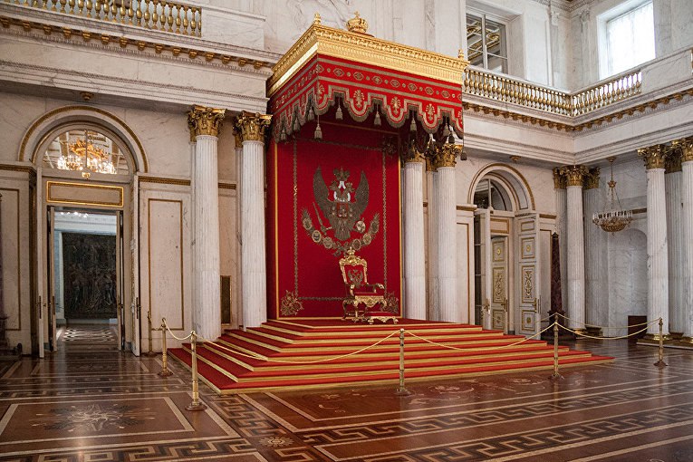 Калининский районный суд Санкт Петербурга принял к производству исковое заявление Государственного Эрмитажа к посетителю музея о возмещении ущерба экспонатам на 825 тысяч рублей сообщает руководитель объединенной пресс службы городских судов Дарья Лебедева В исковом заявлении говорится что в оперативном управлении Эрмитажа находятся исторические музейные экспонаты XVIII века трон магистра Мальтийского ордена и скамеечка подножная резная золоченая на орлиных лапах обитая малиновым бархатом Трон и скамья имеют высокую историческую и культурную значимость Эти предметы уникальны Трон входит в список лучших тронов Европы Из материалов дела следует что днем 21 марта в зале 172 Государственного Эрмитажа посетитель Александр Дробышев грубо нарушив правила посещения музея несмотря на активные предостережения музейных смотрителей намеренно сел на уникальный трон магистра Мальтийского ордена и положил ноги на скамью По утверждению истца в результате действий Дробышева экспонатам причинены следующие механические повреждения деформация сиденья трона сечение и разрыв ткани бархата на поверхности сиденья трона трещины и разрывы ткани бархата подножной скамьи На досудебную претензию Дробышев не отреагировал Стоимость реставрационных работ требующихся для восстановления экспонатов составляет 825 813 рублей 59 копеек которые Эрмитаж и просит взыскать с Дробышева а также госпошлину в 21 516 рублей сообщает Лебедева Предварительное судебное заседание назначено на 26 января 2026 года Telegram канал Безопасность объектов культуры 24 7 с вами Подпишись