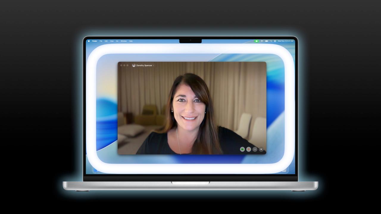 В macOS Tahoe 26 2 появились кольцевые лампы для подсветки во время видеозвонков Во второй бета версии macOS 26 2 компания Apple представила новую функцию Edge Light разработанную для видеозвонков по FaceTime и другим платформам видеосвязи Нововведение добавляет световую рамку по краям дисплея Mac обеспечивая улучшенную подсветку Apple заявляет что это поможет пользователям выглядеть лучше во время видеозвонков Edge Light имитирует кольцевую подсветку устраняя необходимость в отдельном устройстве Она может освещать экран в темном помещении и настраивать яркость подсветки в соответствии с яркостью окружающего освещения Система Apple Neural Engine на Mac способна распознавать ваше лицо относительный размер и местоположение в видеокадре для правильного позиционирования подсветки Она плавно затухает позволяя вам получать доступ к контенту на экране при необходимости определяя положение курсора мыши Вы можете настроить цвет подсветки с помощью ползунка который переключается между теплыми и холодными вариантами Функция Edge Light доступна в настройках приложений для видеоконференций наряду с другими опциями такими как фон портретный режим студийный свет и изоляция голоса Эта функция доступна на компьютерах Mac с чипами Apple Silicon и работает как со встроенными веб камерами так и с подключенными внешними камерами На компьютерах Mac выпущенных с 2024 года и новее Edge Light может автоматически включаться при снижении уровня освещенности в помещении Разработчики могут опробовать Edge Light уже сегодня а релиз macOS Tahoe 26 2 запланирован на декабрь iguides