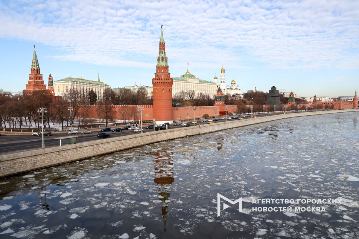 В Москве наступила радиационная оттепель – когда днем столбики термометров преодолевают отметку в 0 градусов под действием солнечной радиации на фоне отрицательных температур.   К 15:00 на базовой метеостанции ВДНХ воздух прогрелся до плюс 2 градусов, на Балчуге – до плюс 2,5 градуса, МГУ – плюс 3,5 градуса. Повсеместно по области тоже наблюдается оттепель от плюс 0,8 градуса в Серебряных Прудах до плюс 4,1 градуса в Железнодорожном. Даже в Клину и Талдоме на севере Подмосковья плюс 3,4 и плюс 3,5 градуса соответственно. Такой температурный фон в середине дня больше характерен для третьей декады марта, то есть природа как бы перенесла москвичей на месяц вперед.  Снежный покров в Москве исчезнет к середине марта. Уже с 4 числа среднесуточная температура воздуха будет превышать 0 градусов, что означает скорое наступление весны – на две-три недели раньше срока.     «Москва»