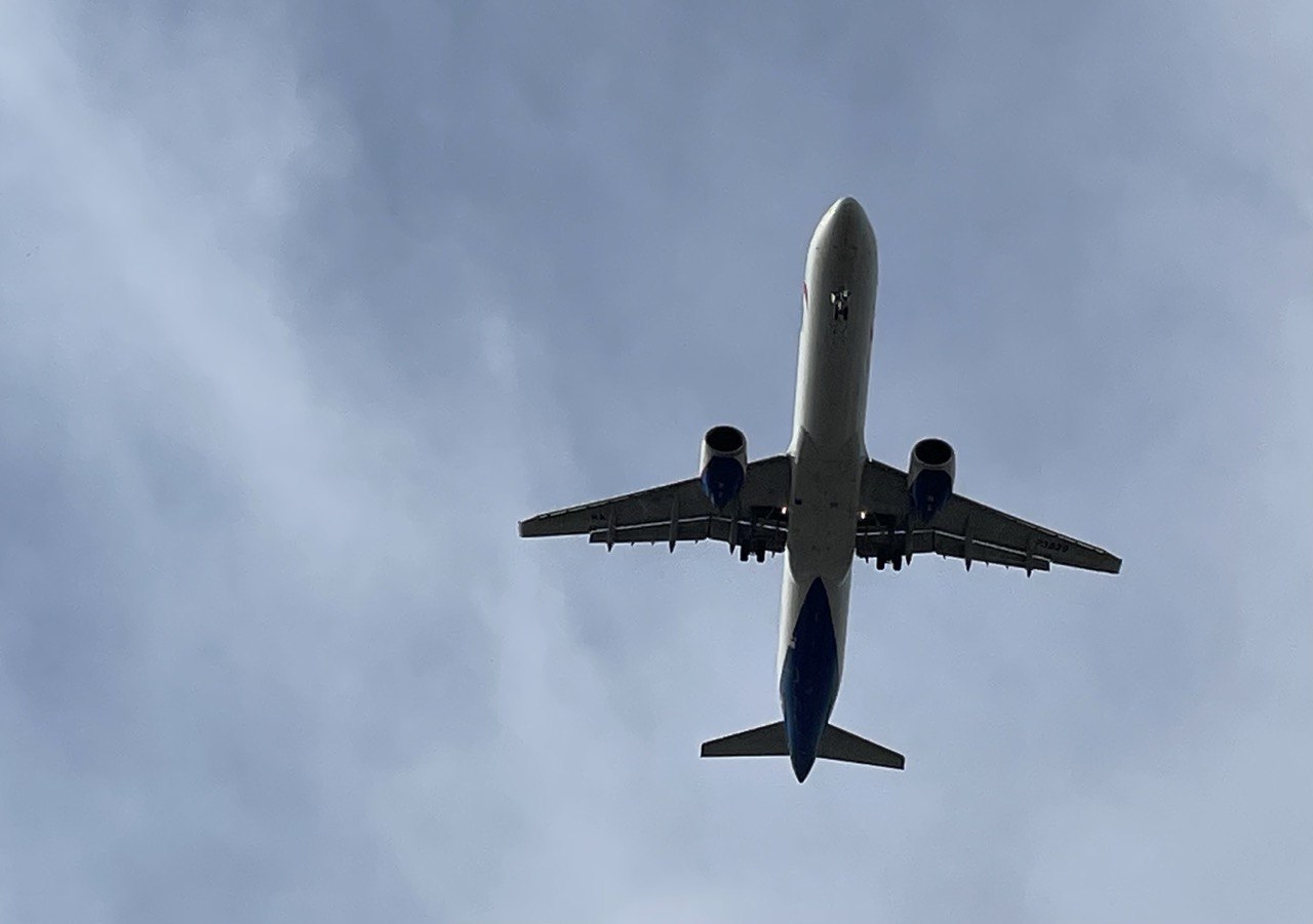 В самолетах российских авиакомпаний может появиться полноценный доступ к интернету Об этом сообщил глава Росавиации Дмитрий Ядров В данный момент Росавиация прорабатывает с производителями оснащение судов специальными терминалами Будет ли wi fi на борту бесплатным не уточняется А вам нужен доступ к Интернету в самолете Голосуем Конечно Нет хоть в самолете отдохну от Интернета Я на самолетах не летаю ГТРК Самара MAX lВК lОК lСАЙТ