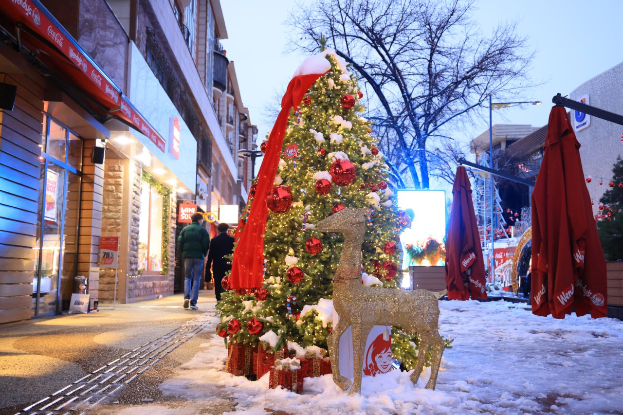 В течение рабочей недели по Узбекистану будет преобладать погода без осадков лишь в отдельных регионах ожидаются дожди со снегом Как сообщили в Узгидромет 23 24 декабря по стране осадков не прогнозируется только по Ташкентской области и областям Ферганской долины ночью и утром 23 декабря местами возможен небольшой снег 25 26 декабря по Каракалпакстану и Хорезмской области ожидаются осадки преимущественно в виде снега 26 декабря по Ташкентской области местами пройдут дожди и снег По остальным регионам в эти дни без осадков Преобладающая температура воздуха ночью составит 3 2 градусов днём 22 декабря 0 5 градусов 23 25 декабря постепенное повышение до 5 10 градусов 26 декабря 2 7 градусов Остерегайтесь фейков Это единственный официальный канал NovostiUZ Подпишитесь чтобы получать достоверные новости и актуальные курсы валют   Вы с Telegram Premium Поддержите нас одним нажатием Ссылка на пост   telegram me NovostiUZ 59875