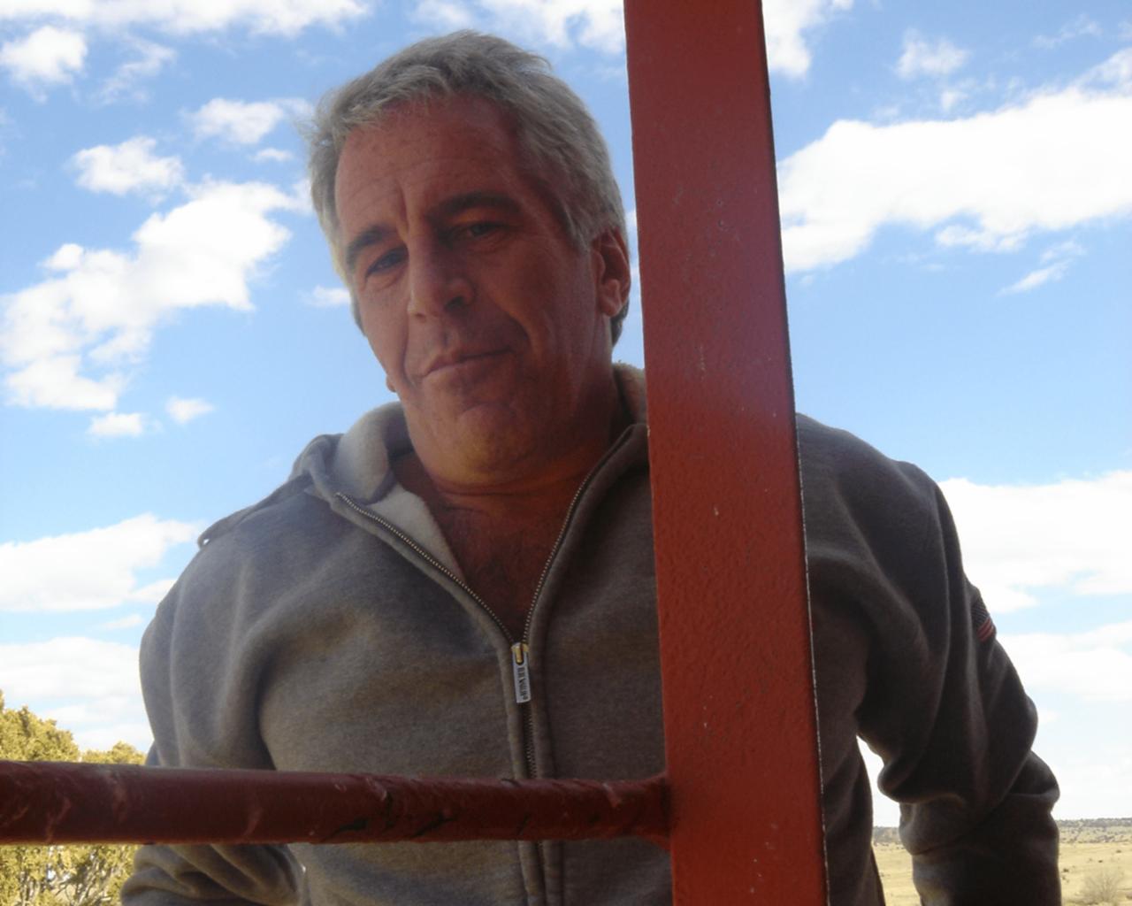 Минюст США опубликовал более 3 миллионов страниц по делу Эпштейна Замгенпрокурора США Тодд Бланш сообщил что опубликованы около 3 миллионов страниц отчетов свыше двух тысяч видео и 180 тысяч изображений Однако все материалы содержат значительные редакции пишет Guardian Бланш утверждает что в их числе только медицинские данные сведения о травмах и материалы которые могут помешать текущим расследованиям В материалах также есть порнография и файлы которые нашли на устройствах Эпштейна Власти готовят отчет для Конгресса о том что опубликовали и что скрыли Замгенпрокурора сказал что о новых именах говорить пока не готов Он также заявил что публикация подтверждает слова Дональда Трампа о его отношениях с Джеффри Эпштейном Подписывайтесь Телеграм ЧЕРЕДОВ Нью Йорк Youtube канал БЮРО