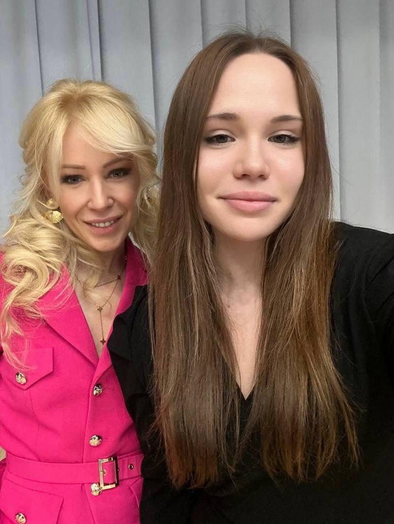 Екатерина Мизулина добилась пересдачи ЕГЭ для уральской школьницы, столкнувшейся с нарушениями на экзамене. Обратившись за помощью к главе Лиги безопасного интернета, выпускница из Екатеринбурга пояснила, что в день проведения ЕГЭ по обществознанию в городе стояла жара, окна кабинета были распахнуты, и у школьницы постоянно улетали бланки: «Каждый раз она была вынуждена ждать, когда её работу соберут и покажут в камеру в соответствии с правилами . Это происходило, по её словам, около 20 раз. Когда выпускница написала апелляцию, директор школы под давлением заставила её переписать текст и скрыть ряд фактов нарушений со стороны организаторов. На апелляционной комиссии выпускница не смогла отстоять свою правоту», — рассказала Мизулина. В итоге, после обращения в Рособрнадзор и проверки, нарушения со стороны организаторов всё-таки подтвердили. А девушка смогла спокойно пересдать экзамен в резервный день Подписаться прислать новость
