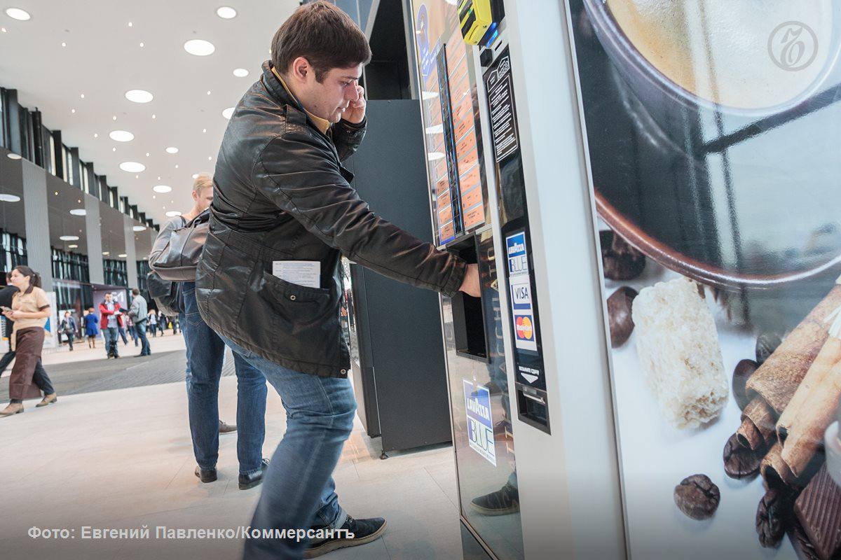 Оператор вендингов ГК Uvenco Бориса Белоцерковского начнет по франшизе развивать автоматы минимаркеты и кофе корнеры Self Coffee стало известно Ъ В следующем году партнеры рассчитывают открыть 10 точек Суммарно речь пойдет примерно о тысяче локаций Франчайзинг даст возможности для развития в условиях замедления роста вендингового рынка Сейчас на один торговый автомат в России в среднем приходится 500 потребителей в США и Европе 50 100 в Японии 20 Франшиза Uvenco предполагает покупку оборудования стоимостью от 50 тыс руб и средний срок возврата инвестиций в 3 12 месяцев Ъузнал