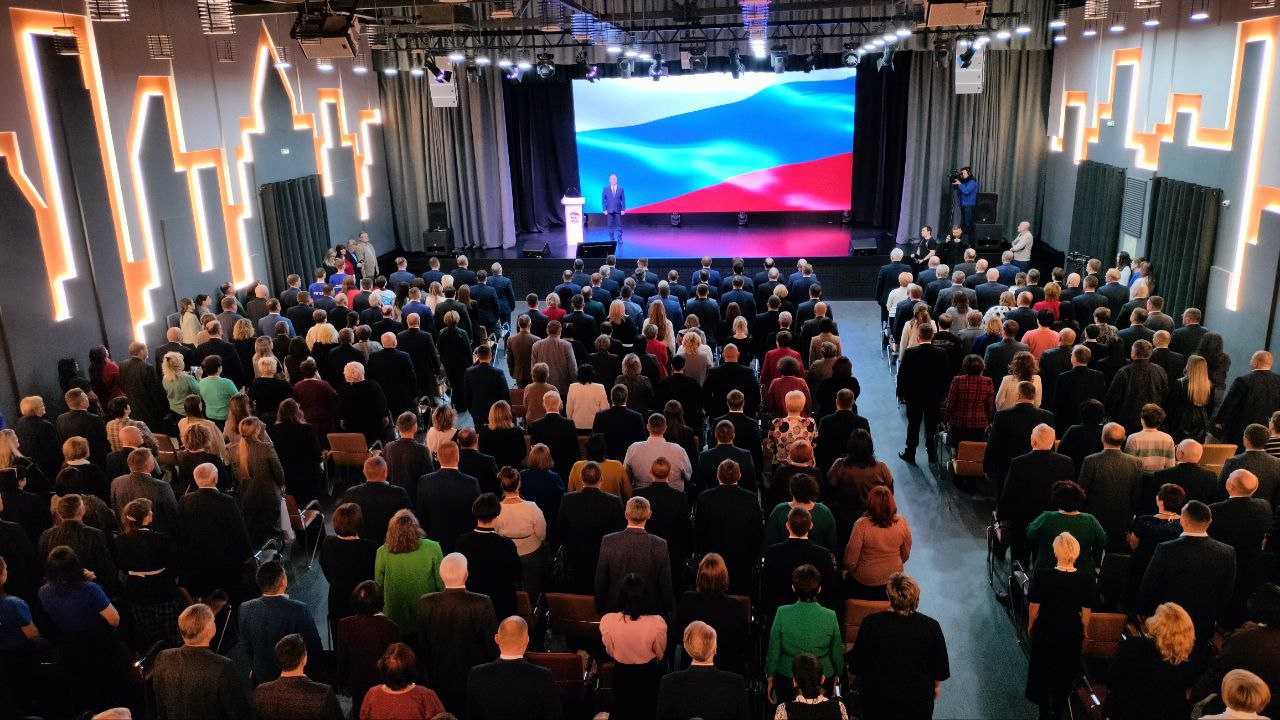 Конференция Единой России началась в Барнауле В Алтайском филиале РАНХиГС в XXXV Конференции регионального отделения вместе с партийцами участвуют члены правительства Алтайского края во главе с губернатором членом Президиума Регионального политсовета Единой России Виктором Томенко главы муниципальных образований и председатели представительных органов секретари местных отделений партии общественники участники СВО Единороссы подведут итоги работы в 2025 году и расскажут об итогах пятилетней реализации народной программы обновят Региональный политсовет и его Президиум обозначат задачи стоящие перед региональным отделением Единой России в 2026 году В Алтайском крае 69 местных и 1 684 первичных отделений партии 32 785 членов и 21 672 сторонника Единой России ЕР22 в Telegram ЕР22 в Вконтакте