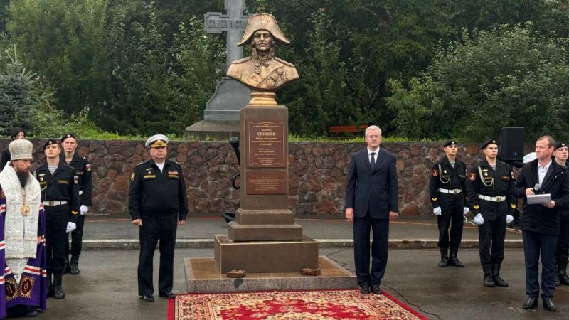 Бюст адмирала Фёдора Ушакова открыли на Камчатке Бюст адмирала Фёдора Ушакова открыли на Камчатке в честь 280 летия со дня рождения великого флотоводца передает агентство КАМЧАТКА ИНФОРМ со ссылкой на сообщение краевого правительства Торжественная церемония открытия бюста великого русского флотоводца и святого Русской Православной Церкви адмирала Фёдора Ушакова состоялась на территории Морского собора в Петропавловске Камчатском говорится в сообщении В церемонии приняли участие первые лица края и города священники прихожане военные Молебен и освящение памятника провели священнослужители Морского собора Читать на сайте   kamchatinfo com news society detail 72404