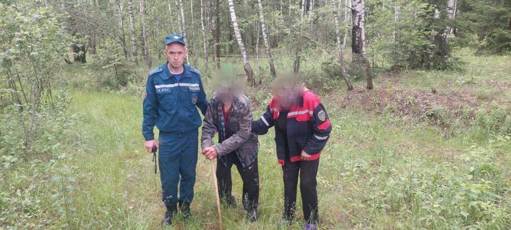 В Быховском районе мужчина заблудился в лесу: помогли спасатели 20 июня в 16:00 жительница д. Трилесино Быховского района обратилась за помощью к спасателям. Женщина сообщила, что ее гражданский муж заблудился в лесу. Как выяснилось, 76-летний пенсионер ушел за грибами в четыре часа утра. Телефона с собой у него не было. Его жена забеспокоилась, когда мужчина не вернулся к обеду. Вслед за ним она отправилась в лес. После того как самостоятельные поиски не дали результата, женщина обратилась к спасателям. На поиски отправились работники МЧС и милиции. Всего было задействовано пять единиц техники и 11 человек. Через полтора часа после поступления сообщения потерявшийся мужчина был обнаружен работниками МЧС. Пенсионер в медицинской помощи не нуждался.