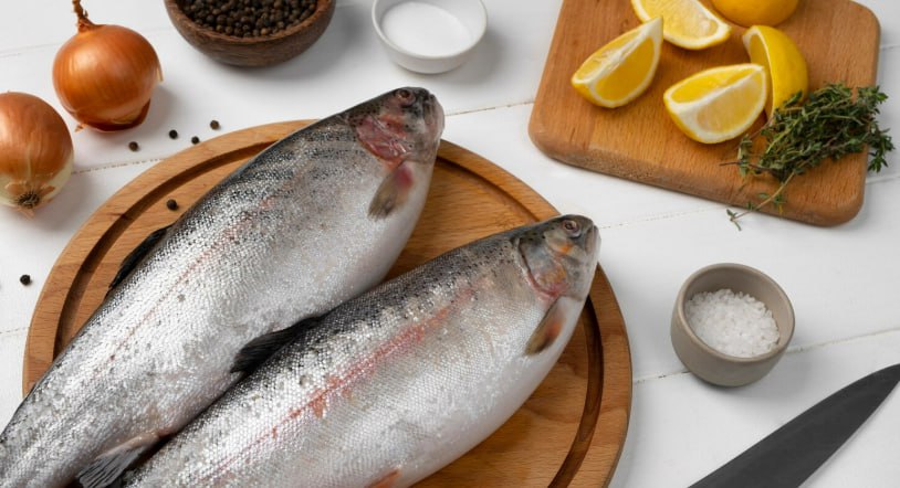 Накрутки магазинами цен на рыбу доходят до 200 от ее добычи При этом в 2026 году рыбаки ожидают повышения отпускных цен для оптовиков и увеличение себестоимости добычи самых популярных видов рыбы Однозначно будет увеличение на скумбрию треску пикшу Сколько это будет в абсолютных числах сейчас сказать невозможно но повышение составит от 10 до 25 подчеркнул заместитель генерального директора Союза рыбопромышленников Севера Евгений Шамрай