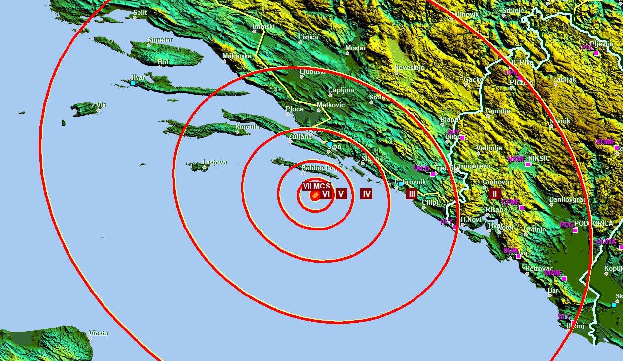 Пока мы спали землетрясение 4 5 в Хорватии ощущалось также в Черногории Этой ночью в 23 07 Хорватии произошло землетрясение 4 5 по шкале Рихтера что соответствует эпицентральной интенсивности VII степени по шкале Меркалли сообщил Институт гидрометеорологии и сейсмологии Черногории Эпицентр находился в 22 км от города Блато в 14 км к юго востоку от Бабин Поле Хорватия на глубине около 10 км Землетрясение ощущалось в Хорватии в Боснии и Герцеговине и Черногории На основе численной модели изменения интенсивности с расстоянием в этом регионе магнитуды землетрясения и глубины гипоцентра это землетрясение могло вызвать материальный ущерб в эпицентральной зоне ℹ На данный момент нет сообщений о возможном материальном ущербе или пострадавших