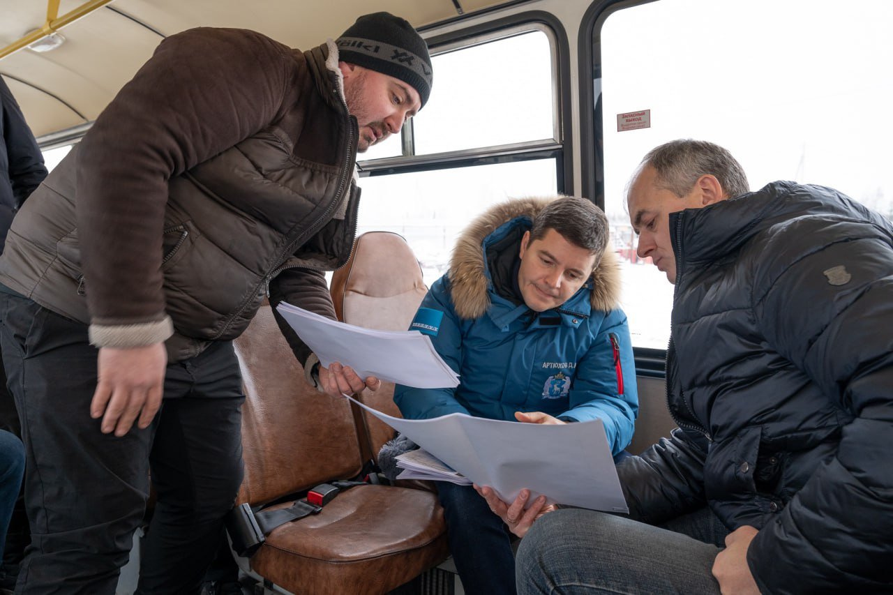 В минувшие выходные с Дмитрием Артюховым посетили основные строительные объекты Салехарда и площадки, где появятся новые дома.   Четырехэтажный жилой дом к 2027 году будет построен в микрорайоне Богдана Кнунянца. Общая площадь здания – 4 300 квадратных метров. 80 квартир будут выставлены на коммерческий рынок с возможностью приобретения в том числе и по «Арктической ипотеке». Предусмотрено благоустройство прилегающей территории: асфальтирование проездов и обустройство тротуаров, установка детской и спортивной площадок.   Продолжается строительство крупного микрорайона – ЖК «Береговой». Посетили с Дмитрием Андреевичем стройку скейт-парка и будущей школы на 800 мест в микрорайоне Радужном.   Радуют темпы строительства. Сегодня Салехард стремительно меняется — возводится все больше жилья и социальных объектов для горожан.