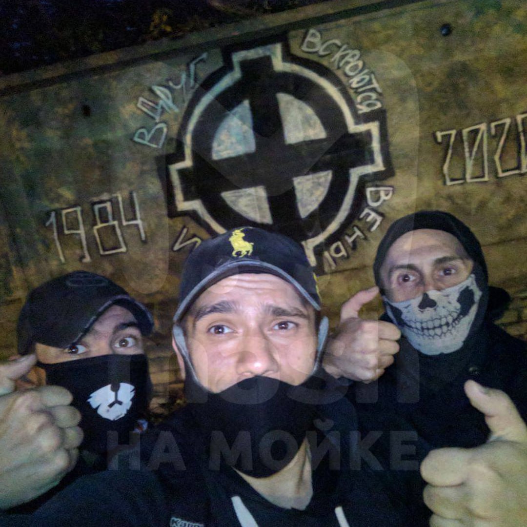 Экстремиста – фаната Тесака задержали в день свадьбы в Питере — за комментарии в поддержку террористических группировок, воюющих за Украину. 33-летний Артём из Ульяновска — активный поклонник праворадикальных движений, футбольного ЦСКА и покойного Максима Марцинкевича он же Тесак . Своими взглядами делился щедро — в ТГ-канале с тремя тысячами подписчиков, не стесняясь ни нацистских татуировок у него, кстати, есть "мёртвая голова" и руны , ни явного экстремизма в сообщениях. В беседах выкладывал личные фото и признавался, что с радостью ждёт поражения России, симпатизирует признанной террористической РДК — и даже сам готов вписаться в движ. Правда, "соратники" в чате его пыл не разделили — грамматически шаткие манифесты вызывали смех. Некоторые решили, что он пишет под градусом. Через пару дней за Артёмом пришли. Сейчас он задержан. К слову, у борца уже есть судимость по статье "Вандализм", хоть в своих рассказах он уверял, что тот ещё босс криминала. Mash на Мойке — новости СПб