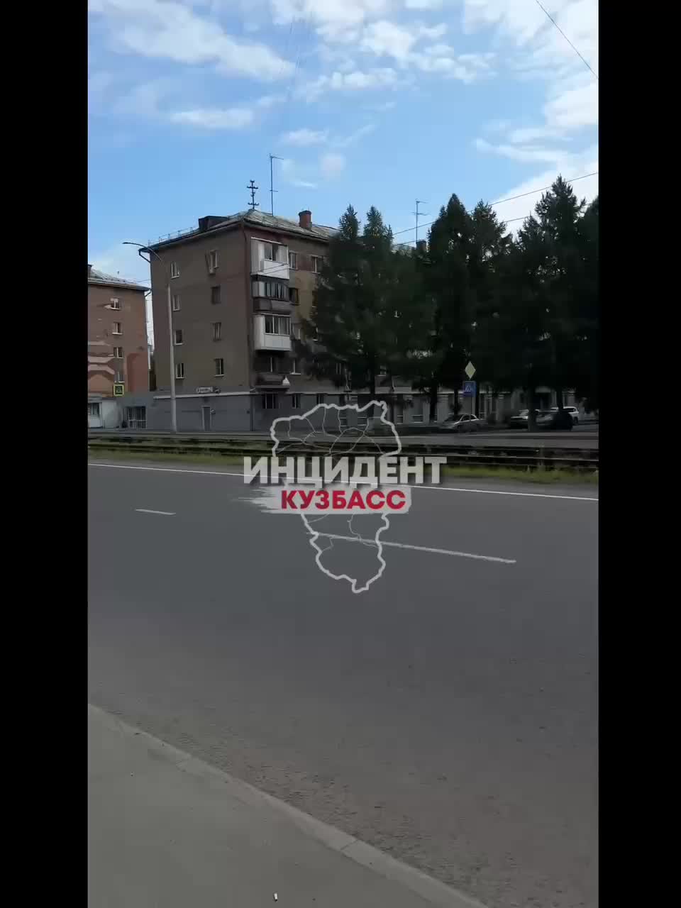 Дети на самокатах рискуют жизнью на пешеходном переходе в Петропавловске-Камчатском