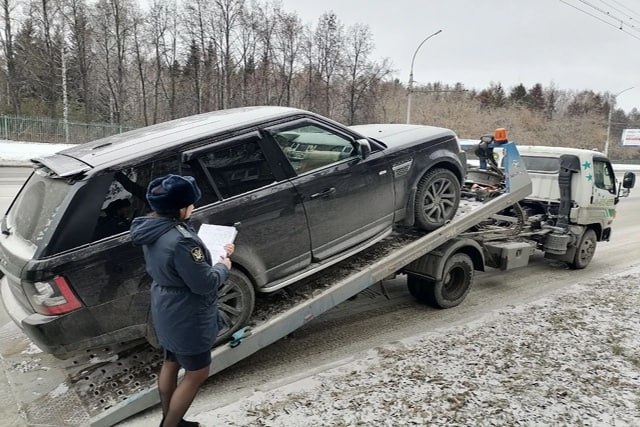 У новосибирского предпринимателя изъяли два внедорожника за долги Судебные приставы арестовали два автомобиля принадлежащие директору компании которая занимается продажей сельхозтехники и запчастей Об этом сообщили в пресс службе ГУФССП по Новосибирской области У организации накопился долг по кредитам 10 миллионов рублей Добровольно выплатить задолженность фирма не захотела поэтому приставы добавили исполнительский сбор еще 7 от суммы долга Ранее у директора уже арестовали один автомобиль но это не помогло компания так и не погасила задолженность Тогда приставы нашли и изъяли второй внедорожник Оба автомобиля Range Rover вывезли эвакуатором и передали на ответственное хранение представителю взыскателя Если долг не будет выплачен машины продадут через специализированную организацию а вырученные деньги направят на погашение долга КП Новосибирск Подписаться на канал