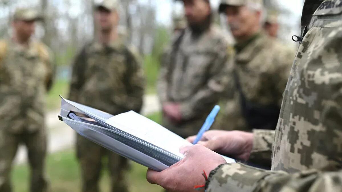 Пчёлы против мёда – в Одесской области задержан очередной замглавы районного ТЦК за взятку За $3 тысячи людолов обещал снять с розыска мужчину, нарушившего правила воинского учёта. Задержанный гестаповец может оказаться в тюрьме на 10 лет и лишиться имущества, если не внесет залог в размере 1,2 млн гривен. Уверены, такие небольшие деньги у скромного замглавы районного ТЦК найдутся. Украина.ру — подписаться и знать больше