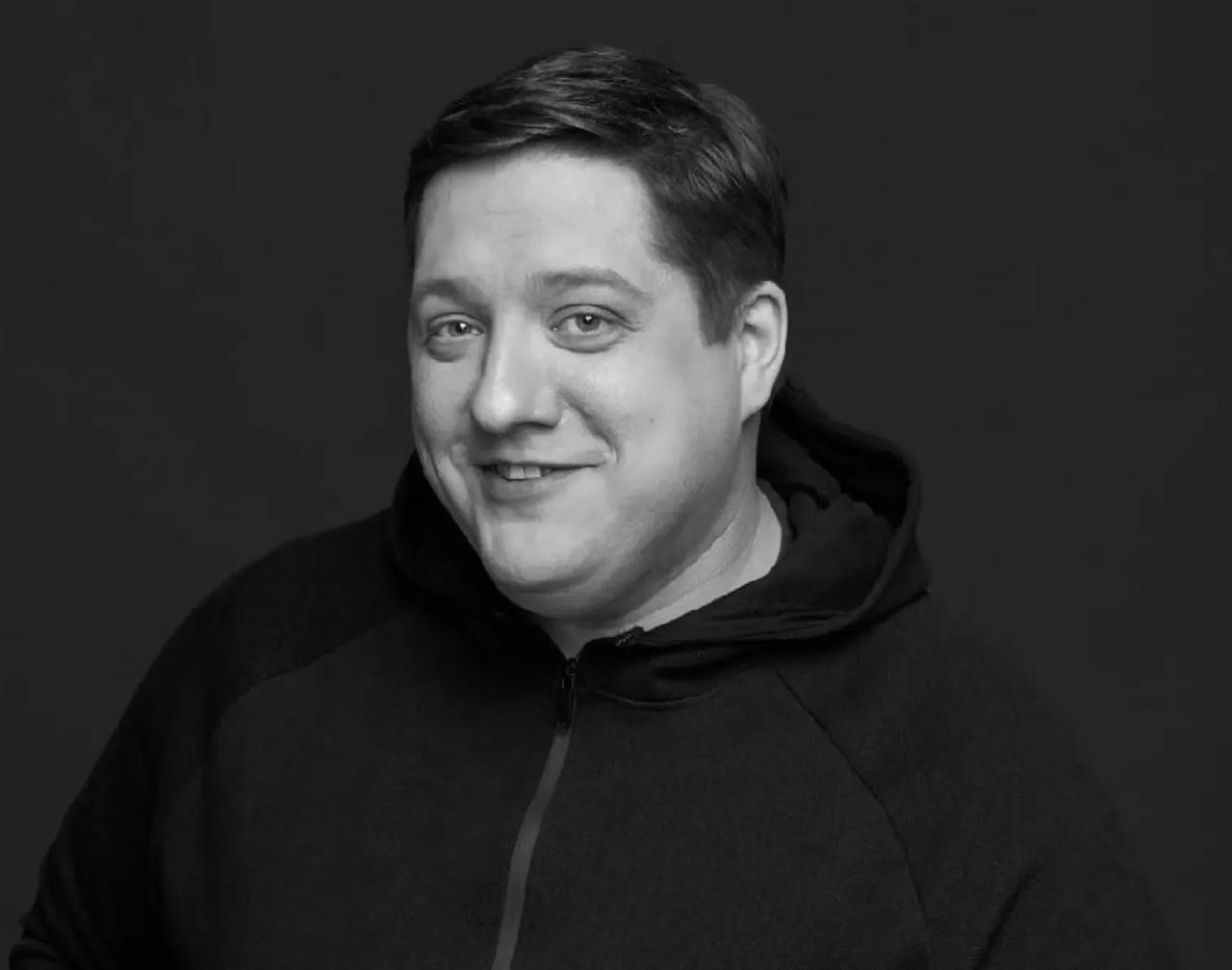 Умер актер Роман Попов исполнитель роли Мухича в Полицейских с Рублевки Ему было 40 лет последние годы жизни он боролся с раком Новости Дня