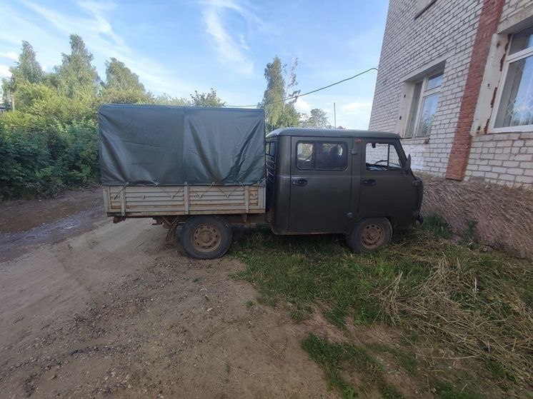 В Прикамье по горячим следам раскрыли угон  В дежурную часть полиции в селе Елово поступило сообщение об угоне транспортного средства. С помощью программы, отслеживающей местонахождение служебного транспорта, директор организации обнаружил, что УАЗ-390945 находится в Чайковском, а не в с. Елово.  Правоохранители передали информацию коллегам в отдел МВД по Чайковскому городскому округу. Сотрудники местной Госавтоинспекции обнаружили разыскиваемую машину и водителя на одной из улиц Чайковского. Мужчина, как показало освидетельствование, был пьян. К тому же у него не оказалось прав. Фигуранта отстранили от управления, а УАЗ отправили на спецстоянку.  В пункте полиции в с. Елово возбудили уголовное дело по признакам неправомерного завладения автомобилем без цели хищения, сообщает ГУ МВД по Пермскому краю. Предполагаемый виновник – житель Удмуртии 1973 года рождения. В начале июня злоумышленник устроился в организацию на работу трактористом с испытательным сроком в три месяца. В день угона мужчина вместе с коллегой был в командировке в с. Елово. Утром напарник обнаружил, что в карманах одежды нет ключей от замка зажигания, а сама машина пропала.  УАЗ вернули владельцу. Расследование продолжается.  Источник    ЧП Пермь    Прислать новость