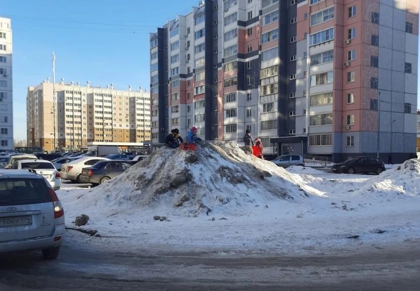 В челябинском микрорайоне Чурилово гора грязного снега стала для детей аттракционом  Возмущенные челябинцы поделились кадром, на котором видно группу детей с ледянками, забравшихся на вершину черно-белой кучи снега.    ВК-сообщество Наше Чурилово   Урал-пресс-информ