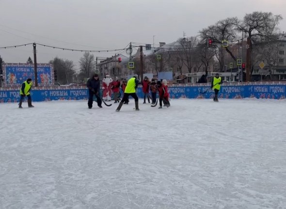 В хоккей в валенках играли на льду центральной площади Уссурийска Турнир вызвал большой интерес болельщиков    Читать подробнее на сайте...