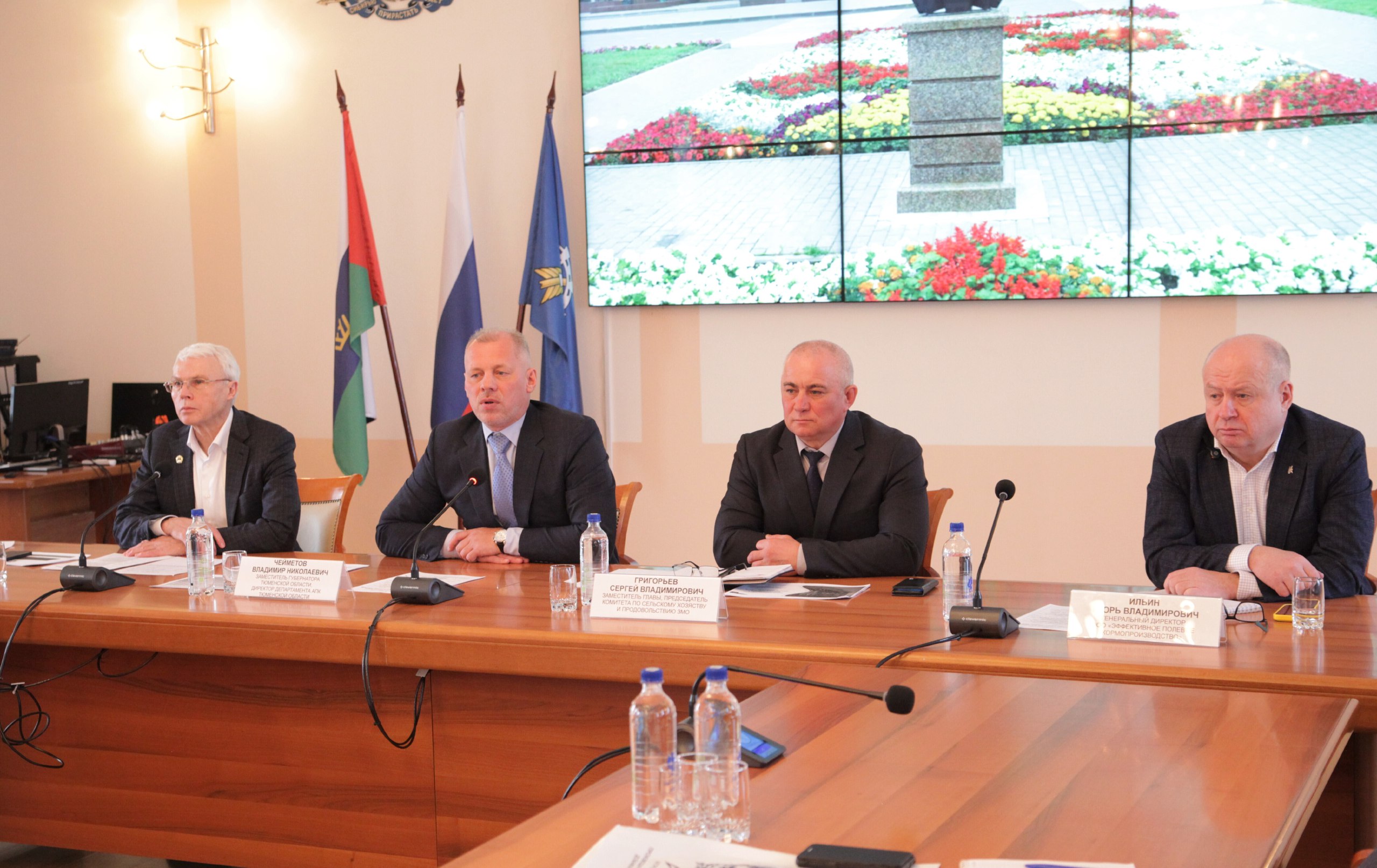 В Заводоуковске обсудили развитие молочного животноводства Сегодня в Заводоуковске под руководством заместителя Губернатора Тюменской области директора Департамента АПК Владимира Николаевича Чейметова состоялся семинар совещание посвященный особенностям работы с высокопродуктивным стадом В мероприятии приняли участие более 50 руководителей и специалистов сельскохозяйственных предприятий Участники рассмотрели итоги развития отрасли за 2025 год ключевые вопросы связанные с организацией кормовой базы обменялись практическим опытом и определили перспективные направления для повышения эффективности молочного животноводства в Тюменской области Благодарим всех за участие Администрация Заводоуковского округа Мы в Max АПК