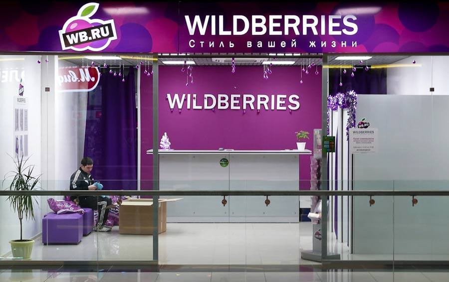 Лидера профсоюза Wildberries осудили на исправительные работы профсоюзы называют дело политическим Подольский суд признал председателя профсоюза работников Wildberries Александра Швеца виновным по 19 эпизодам десять по статье о фальсификации доказательств и девять по покушению на мошенничество Суд назначил ему 1 5 года исправительных работ с удержанием 10 дохода запретил выступать представителем в судах и обязал выплатить 30 тысяч рублей компании Именно Wildberries инициировала дело заявив что Швец якобы выдавал безденежные расписки о получении оплаты судебных расходов Центральный совет Союза профсоюзов России назвал приговор неправосудным и политически мотивированным По их словам уголовное преследование стало ответом на успешную профсоюзную деятельность Швеца который за три года превратил первичку из нескольких человек в организацию с 547 членами и выиграл сотни исков против Wildberries и связанных с ней компаний Профсоюзы подчёркивают заявления лежащие в основе дела были составлены юристами WB а одна из жалоб подана сотрудником службы безопасности Большинство работников на очных ставках подтвердили подлинность подписей и отсутствие претензий к Швецу Защитники напоминают что Швец участвовал в судах в своё рабочее время не имел других доходов и не мог получать деньги которые ему вменяет компания При этом Wildberries по словам СПР систематически нарушает трудовое законодательство от штрафов и отказа от трудовых договоров до сокрытия травм и неоплаты переработок и активно лоббирует нормы закрепляющие массовое применение ГПХ Профсоюз называет дело попыткой устранить лидера препятствующего подмене трудовых отношений и добивающегося признания работников полноценными сотрудниками СПР требует отменить приговор и рассчитывает на справедливую апелляцию Реклама Подписывайтесь на NEWSVL