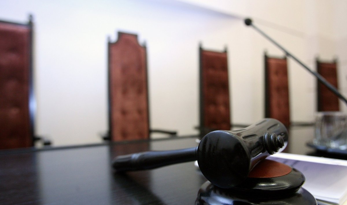 Обвиняемый в экстремизме заочно приговорен к 18 годам лишения свободы Администратора Telegram-канала «МАЯ КРАІНА БЕЛАРУСЬ» Сергея Беспалова в Беларуси заочно приговорили к 18 годам лишения свободы и оштрафовали на тысячу базовых величин — это около 42 тысяч рублей. Суд проходил в Минской области в формате специального производства, но при этом все юридические процедуры были соблюдены. Его признали виновным сразу по нескольким статьям: заговор с целью захвата власти, организация массовых беспорядков, публичные призывы к насилию, клевета, оскорбление президента и другие преступления. Решение суда пока не вступило в законную силу — его ещё можно обжаловать. Интересно, что ещё в 2021 году суд признал сам канал «МАЯ КРАІНА БЕЛАРУСЬ» и связанные с ним ресурсы экстремистскими. Потом к этому списку добавились и аккаунты в TikTok. МВД пошло дальше и официально признало подписчиков этих каналов участниками экстремистского формирования. Беспалов, к слову, уже больше десяти лет не живёт в Беларуси. С 2020 по 2023 годы, по открытым источникам, он проживал в Киеве. Этот случай ясно показывает — избежать ответственности не получится даже за границей. Все, кто нарушает закон и подрывает стабильность, рано или поздно понесут заслуженное наказание.