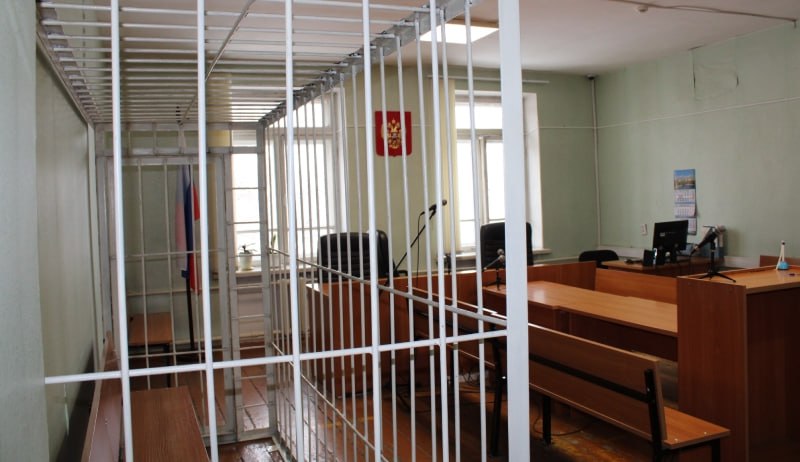 Магнитогорец перед судом ответит за серию преступлений в отношении женщин В период с 2016 по 2018 год в Орджоникидзевском районе Магнитогорска 52-летний злоумышленник совершал серию нападений на местных жительниц. Он проникал в их квартиры, совершал насильственные действия сексуального характера, похищал деньги и драгоценности, а затем скрывался. На местах преступлений были обнаружены биологические следы. Преступник тщательно планировал нападения, используя фактор внезапности. Он выбирал тёмное время суток, скрывал лицо балаклавой и надевал перчатки. Жертвами становились одинокие незнакомые женщины, которых он выслеживал в социальных сетях и путём наблюдения за домами и квартирами. ПОДРОБНЕЕ URALPRESS.RU