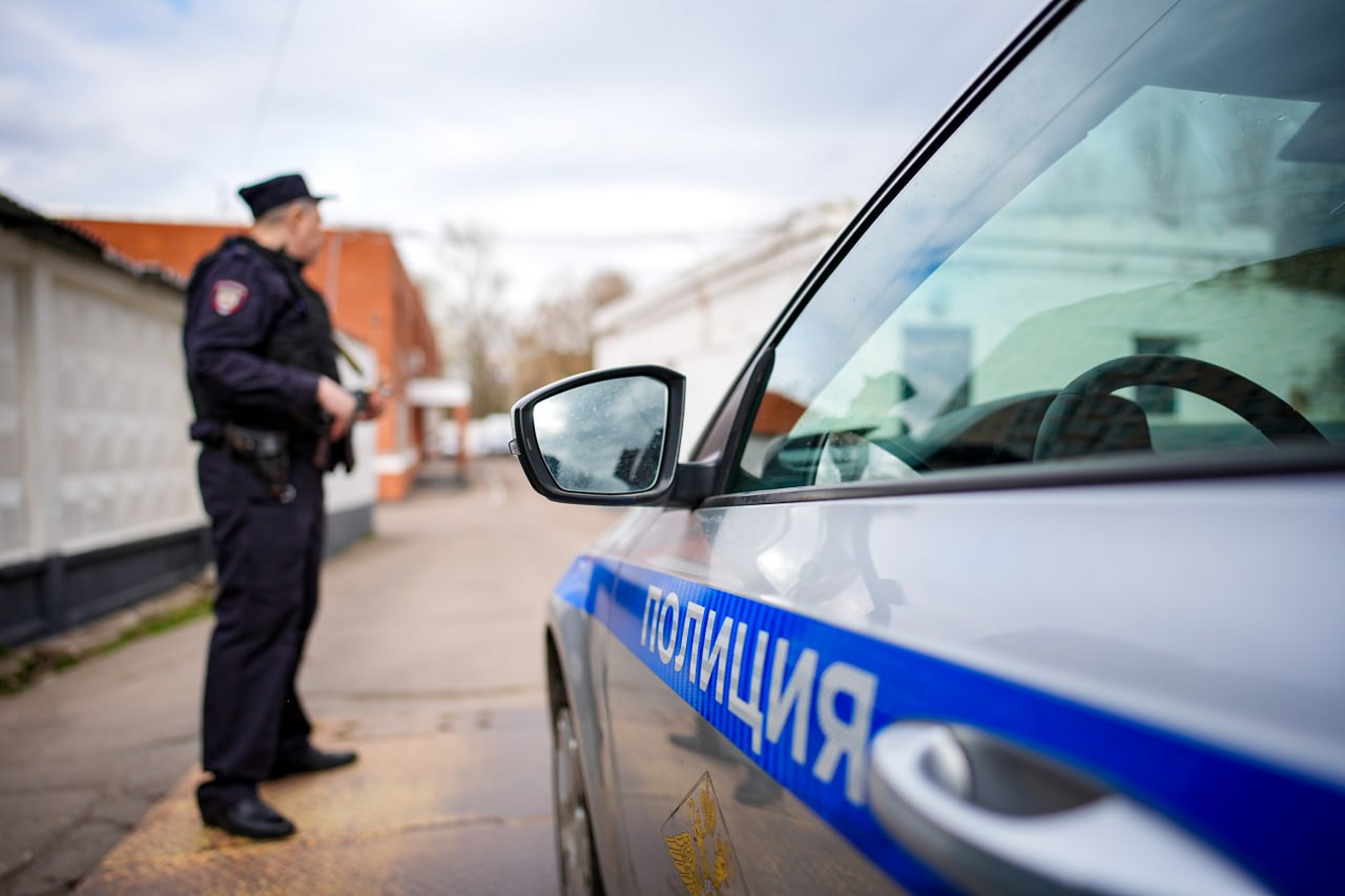 Пьяный мужчина обстрелял детей из пневматики в Приозерском районе Всё произошло сегодня днём в посёлке Починок. Местный житель перебрал с алкоголем, высунулся в окно своего дома и начал стрелять по игравшим во дворе детям резиновыми пулями. Очевидцы вызвали полицию. Стрелка задержали и увезли в отдел. ИЗВЕСТИЯ/Сергей Лантюхов Подписаться Прислать новость