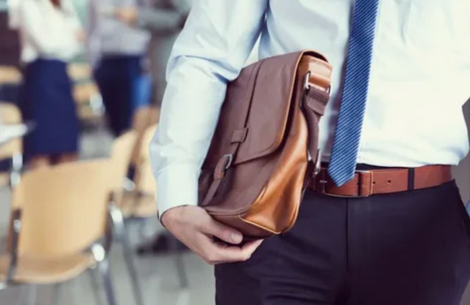 Из за нюансов налогообложения произошел переток клиентов МСБ между банками Крупные кредитные организации с конца прошлого года фиксируют значительный приток клиентов малого бизнеса они начали активно переходить с упрощенной системы налогообложения на автоматизированную АУСН Сейчас уже 250 тыс ИП ЮЛ применяют АУСН с января 2026 года то есть рост в 6 раз сообщили в Сбербанке В ПСБ отметили что с конца ноября 2025 года число клиентов использующих АУСН выросло почти в 20 раз В ВТБ также указали на рост более 40 клиентов на АУСН живут в Москве и Московской области около 10 в Санкт Петербурге и Ленинградской области Этому способствовали меньшая ставка налогообложения для этого экспериментального режима фактически действующая с начала 2026 года Но в результате региональные банки могут лишиться существенной части клиентуры которая может перейти в крупные банки получившие статус уполномоченных fatcat18