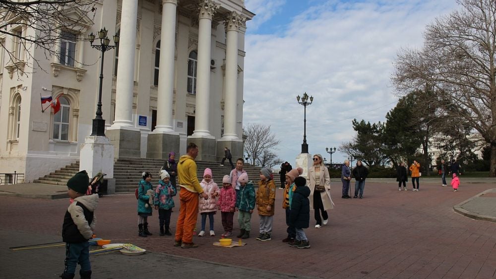 Тишковец: в Крыму температура воздуха к концу недели понизится до +2 градусов ⁠ На Крымском полуострове синоптики обещают резкое похолодание.  «В четверг и в пятницу по ночам воздух будет остывать до +2°… +7°», - сообщил ведущий специалист центра погоды «Фобос» Евгений Тишковец в эфире радио «Спутник в Крыму».  Метеоролог подчеркнул, что в конце недели днем столбик термометра не поднимется выше +15°.  Будет ли снег? На этот вопрос однозначного ответа нет.  Местные синоптики тоже отмечают, что на Крымском полуострове началась настоящая осень. Лето, которое всех изнурило африканским зноем, наконец-то ушло восвояси.  Черное море, которое омывает полуостров, показывает удивительную стабильность и не спешит остывать. По сей день, оно показывает «летние» цифры: на Южном берегу Крыма морская...  Подробнее>>>