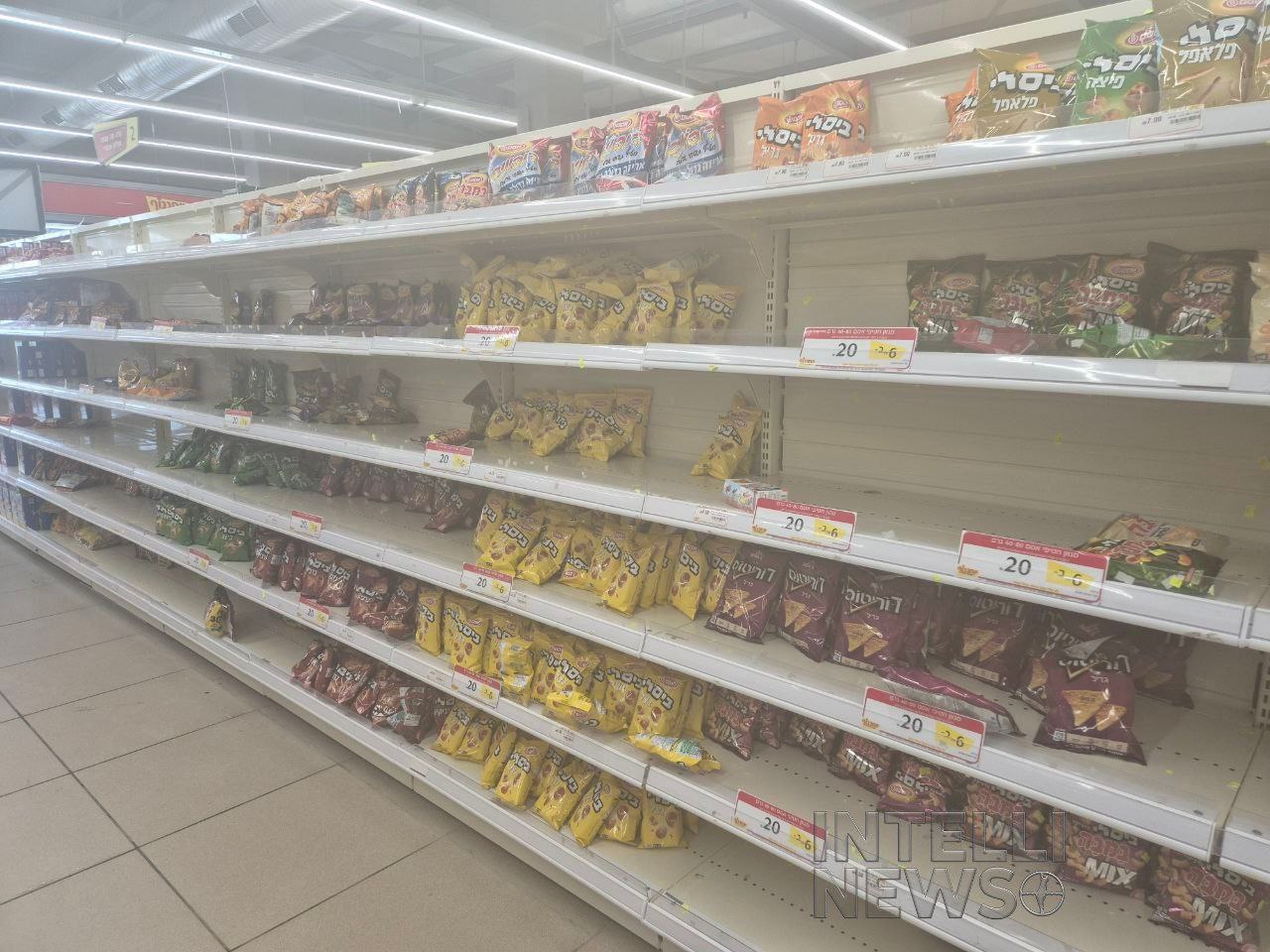 Израиль — кадры из магазинов по всей стране: Полки стремительно пустеют. Речь не о дефиците, а об ожидании. На фоне нарастающей напряжённости — граждане предпочитают не ждать официальных объявлений. Берут всё: мука, вода, консервы, газ, подгузники. Не впервые. И, вероятно, не в последний раз. А дальше всё как всегда: — 17 кг риса "на всякий случай", — четвёртая за неделю покупка воды, — и кто-то с пятью килограммами гречки, которую есть не собирался, но вдруг теперь «придётся научиться». Израиль — это когда “апокалипсис” начинается с тележки в Рами Леви и Шуферсаль. Эксклюзивные фото от Главного Админа. #интеллиньюз