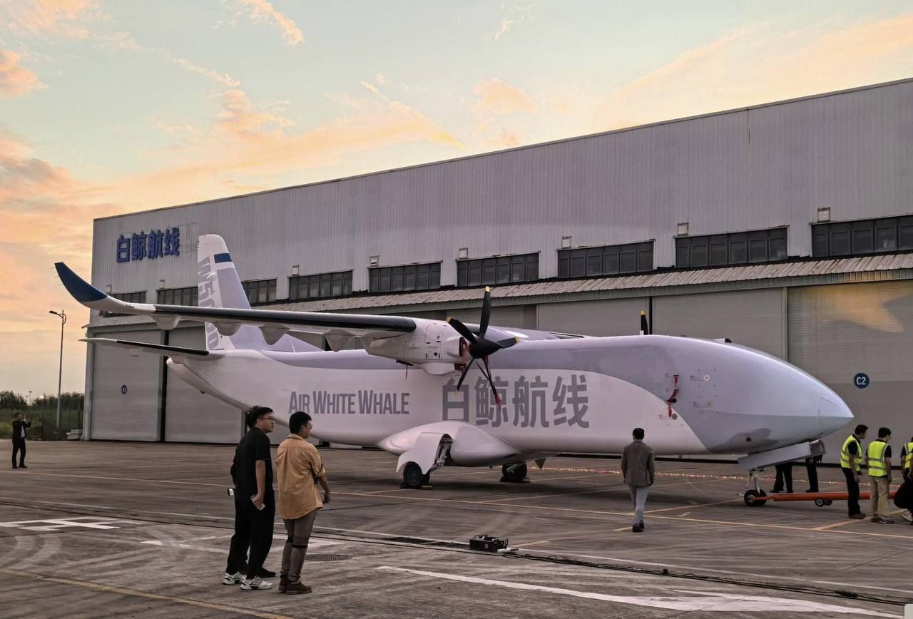 В Китае представлен новый грузовой БЛА W5000 Air White Whale. Заявленная дальность составляет 2600 км, грузоподьемность 5,5 тонн  то есть, он находится в классе военно-транспортных самолетов Ил-112, Ан-26, Y-7 , при этом его дальность полета на 500 км больше, но фюзеляж не герметичный, что ему и не требуется. Загрузка рамповая, паллетизированная.   БЛА предназначен для перевозки грузов  E-Commerce по внутренним линиям. Скорость разработки и выкатки первого прототипа по нынешним временам очень приличная - на всё про всё у разработчиков ушло менее трех лет с момента создания компании. Первый полет запланирован в начале 2025 года.   Интерес представляют и двигатели AEP100. Это китайский аналог канадского PT-6 мощностью 1200 лс и ресурсом 3000 часов на первом этапе