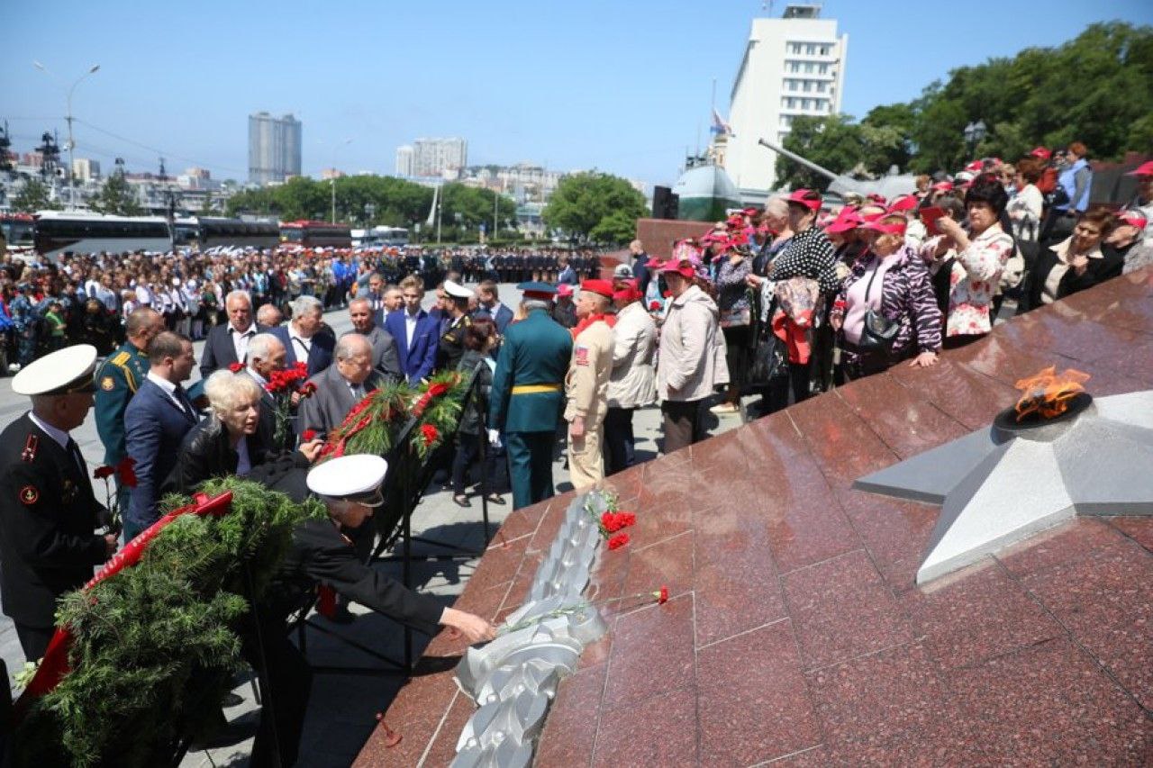 Для генеральной репетиции военного парада центр Владивостока перекроют завтра на семь часов Завтра во Владивостоке перекроют центральные улицы для последней репетиции военного парада ко Дню Победы, предупреждает ИА DEITA.RU. Аналогичные ограничения будут действовать и непосредственно в День Победы во время проведения праздничных мероприятий. Подробнее об ограничениях в праздничные дни читайте на нашем сайте.