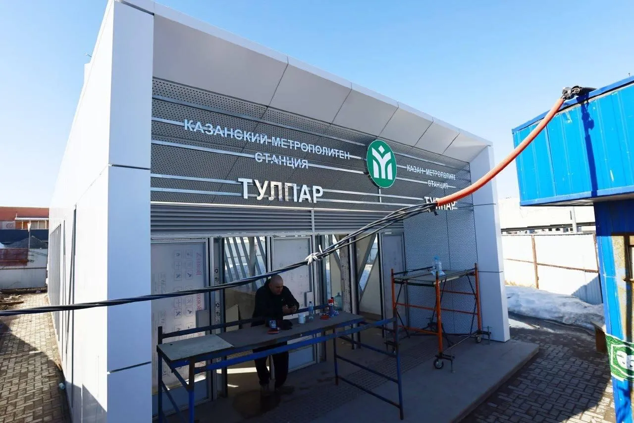 Вторая линия казанского метрополитена будет запущена в августе 2027 года Об этом сообщил замначальника инспекции Госстройнадзора РТ Ильфат Сафиуллин Это на год раньше первоначально запланированного срока ранее открытие ожидалось в 2028 году Напомним что на строительство метро от станции Фучика до Сахарова в Казани направят ещё почти 1 5 млрд рублей В декабре прошлого года сообщалось что строительство первого участка второй линии выполнено на 46 KazanFirst в МАКС