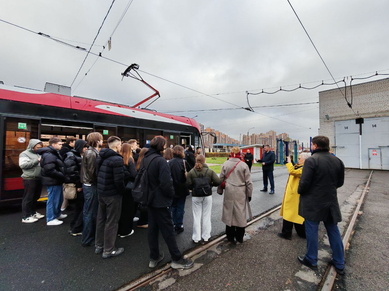 Студентам 3 4 курсов кафедры экономики транспорта ПГУПС продемонстрировали возможности умного трамвая с системами искусственного интеллекта Экскурсию по территории полигона ПТО Шаврова и лекцию об особенностях бортовым систем на базе российских разработок искусственного интеллекта провел главный инженер Горэлектротранса Константин Шостак Он также рассказал о принципиальных отличиях умного общественного транспорта от личного Нюансами экономической стороны работы предприятия поделился с будущими коллегами начальник Финансово экономического управления Горэлектротранса Дмитрий Еловего Напомним между предприятием и Университетом путей сообщения заключено соглашение о сотрудничестве и совместной деятельности getspb