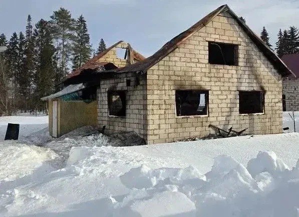 Сгорел дом Ранним утром 25 февраля пожар произошел в деревне Абдульменево в Малопургинском районе К прибытию первых пожарных одноэтажный жилой дом был полностью охвачен огнем Здание сгорело площадь 120 кв м Обошлось без жертв причины устанавливаются Фото Госкомитет Удмуртии по делам ГО и ЧС Подписаться на нас Telegram MAX